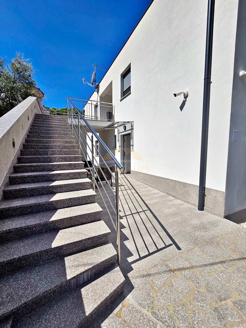 Luksuzna hiša na Čiovu - Mastrinka s 3 apartmaji in odprtim pogledom na morje